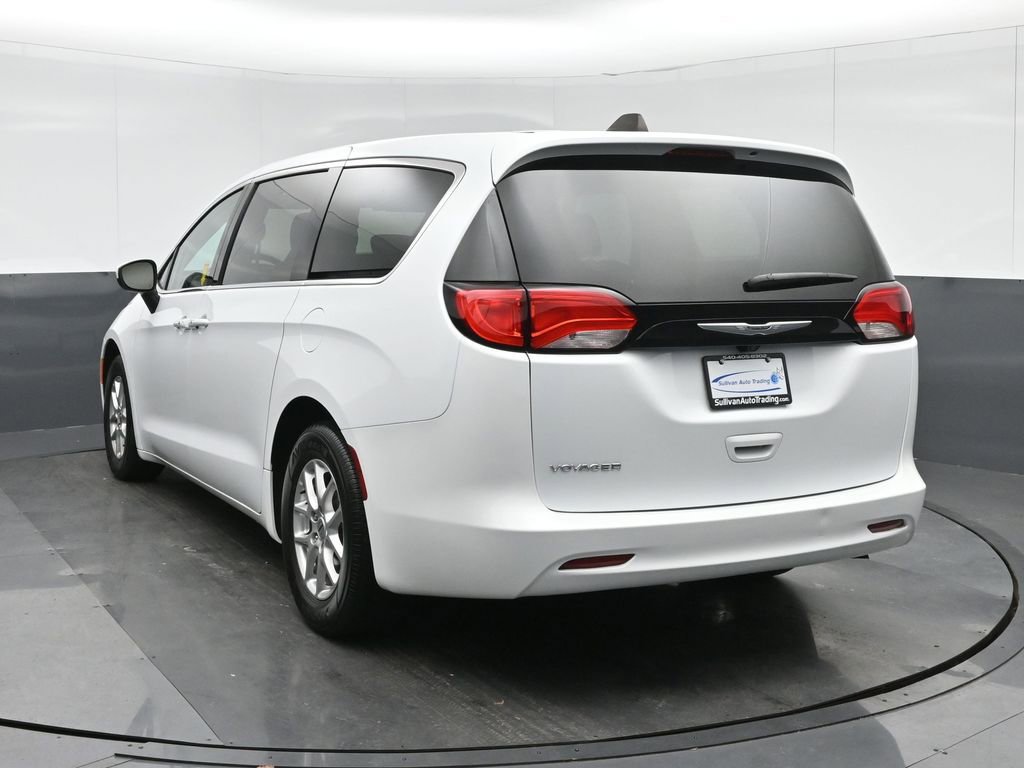 Used 2023 Chrysler Voyager LX image 5