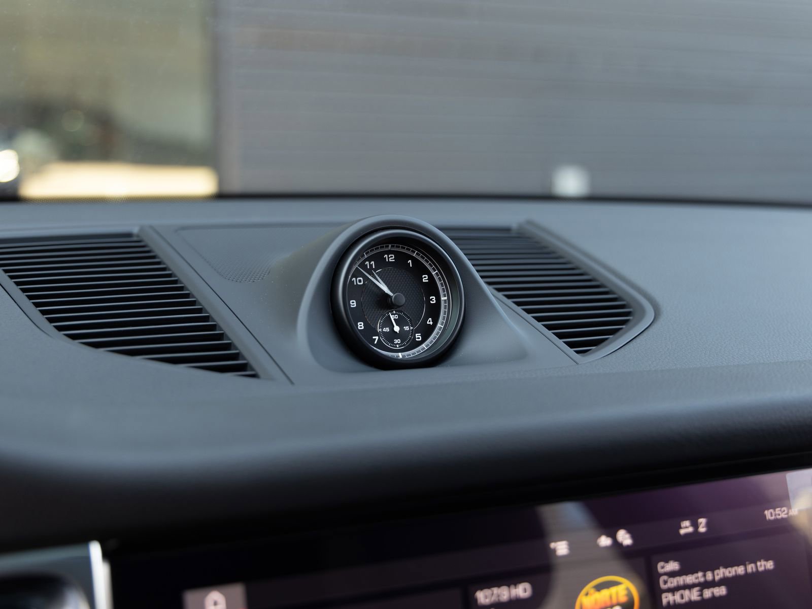 Certified 2025 Porsche Macan image 30