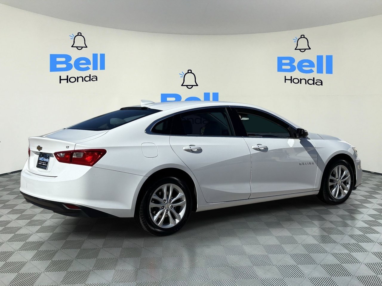 Used 2018 Chevrolet Malibu LT FWD image 4