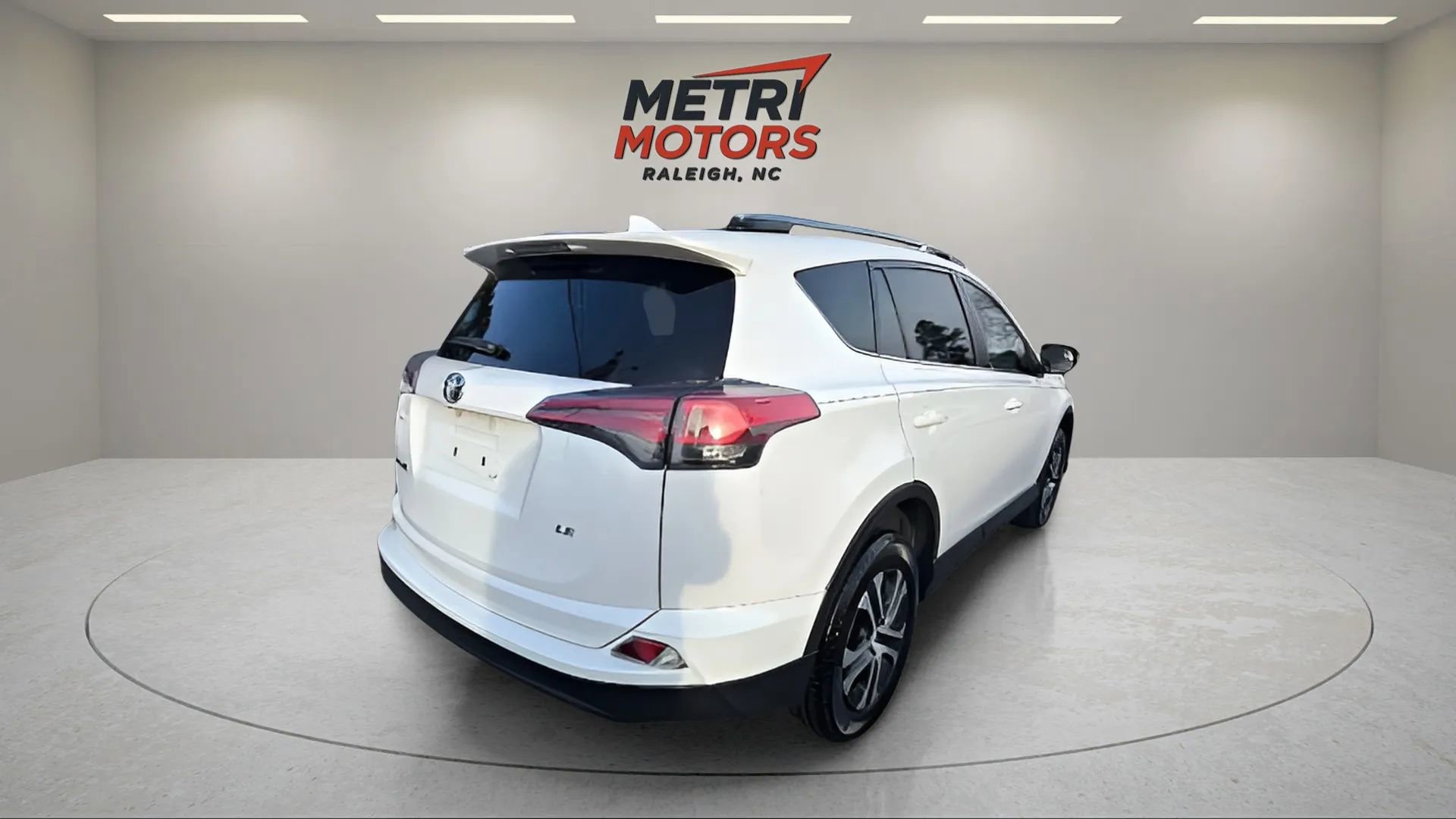 Used 2018 Toyota RAV4 LE image 3