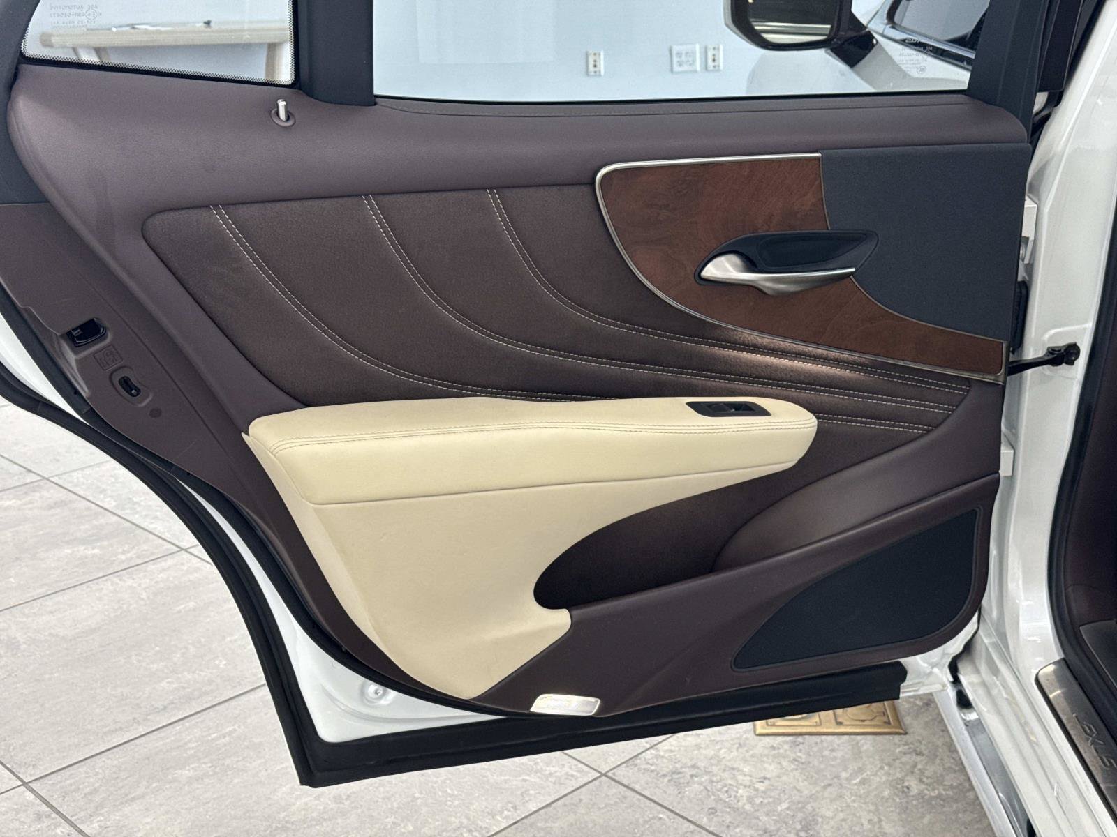 Used 2020 Lexus LS 500 w/ Accessory Package (Z1) RWD image 4