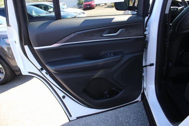 Used 2024 Jeep Grand Cherokee Limited image 20