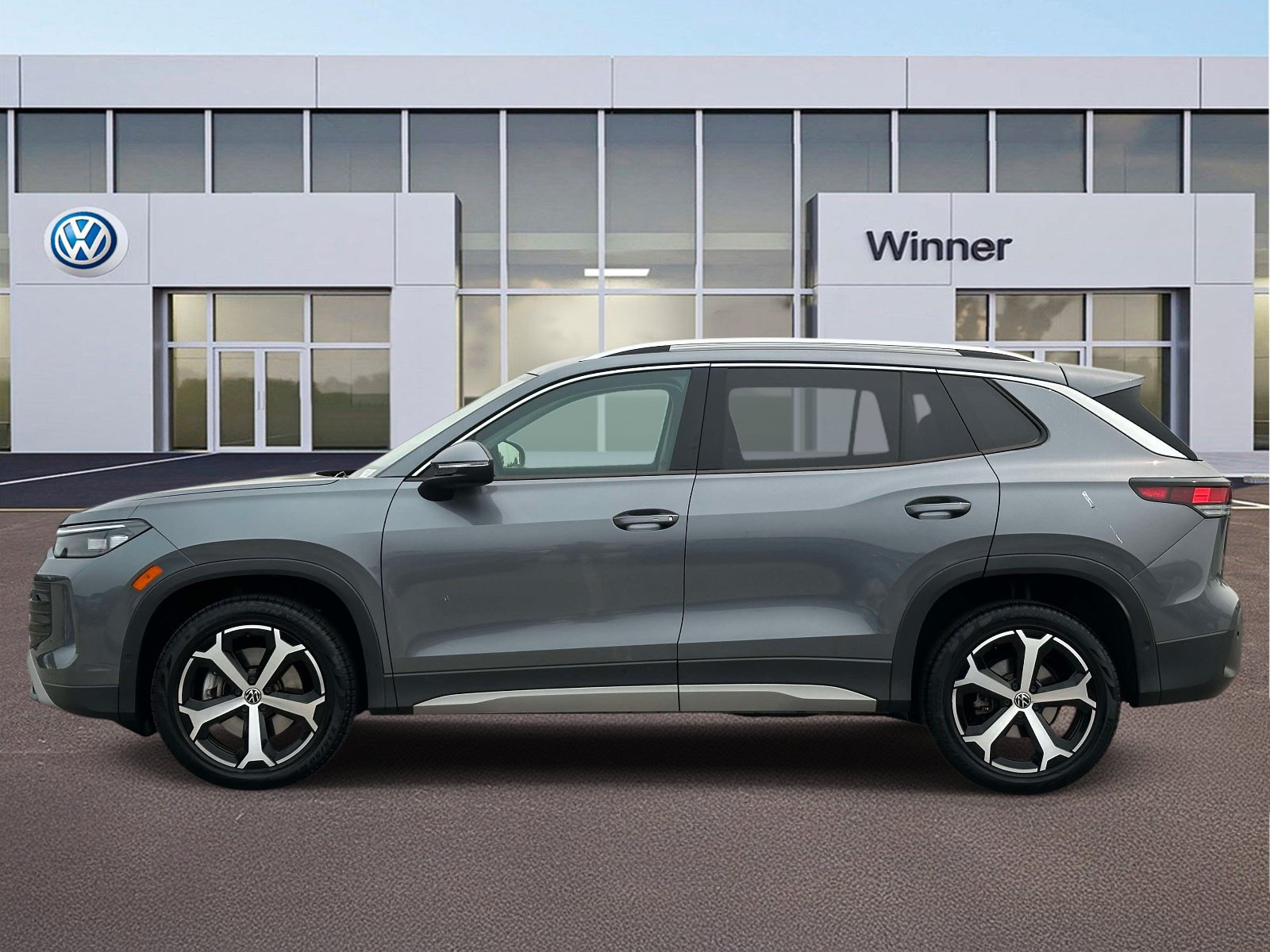 Certified 2025 Volkswagen Tiguan SE AWD/4WD image 3