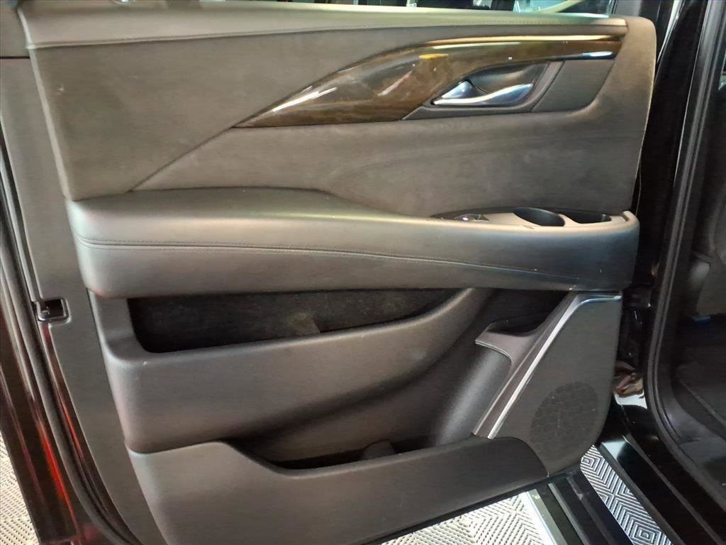Used 2018 Cadillac Escalade ESV Platinum image 18