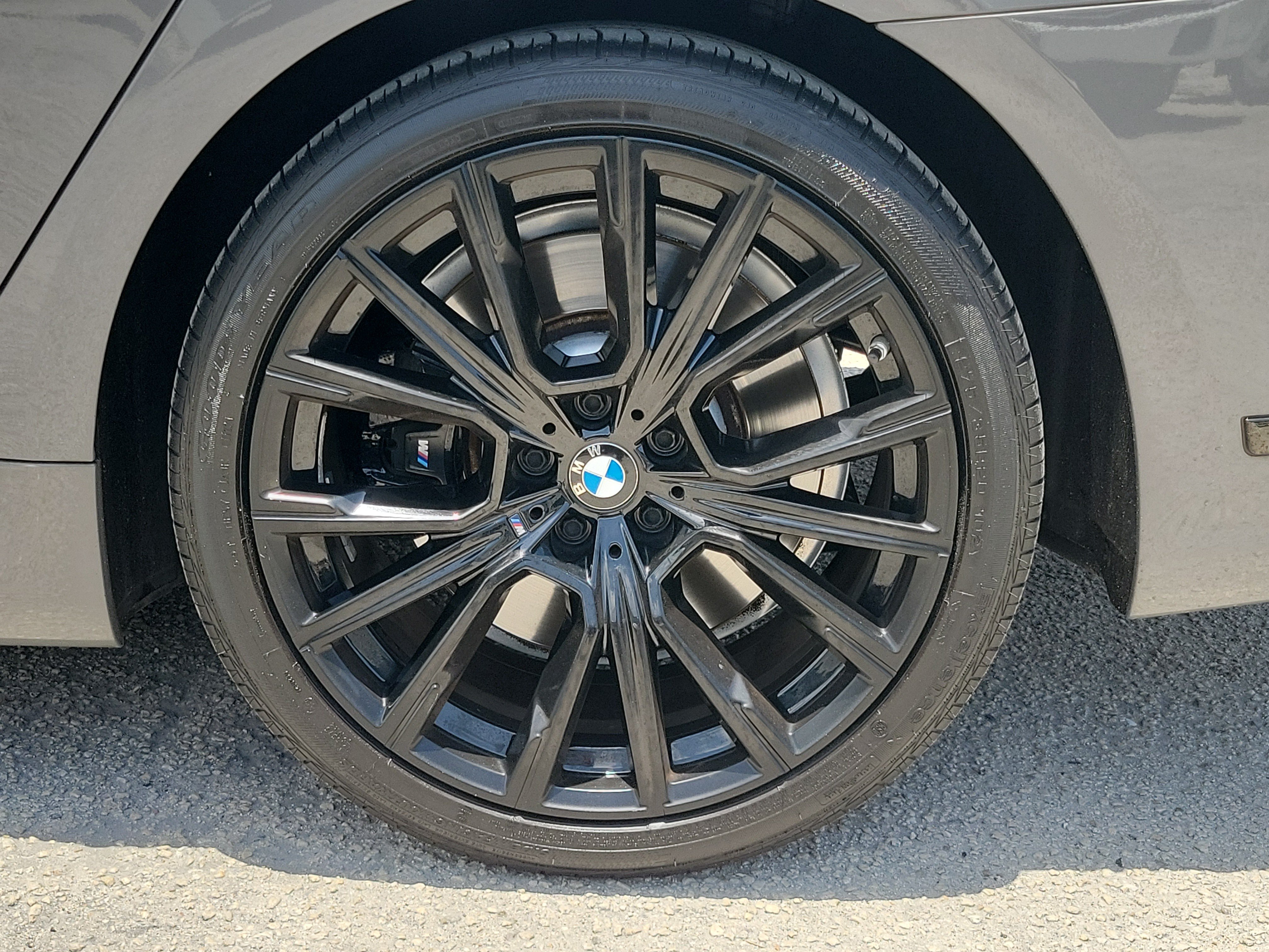 Used 2022 BMW 740i w/ M Sport Package RWD image 9