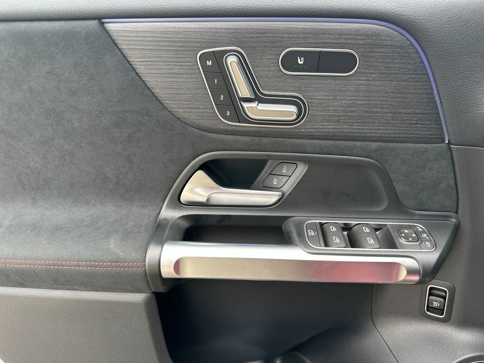 New 2024 Mercedes-Benz EQB 300 4MATIC image 11