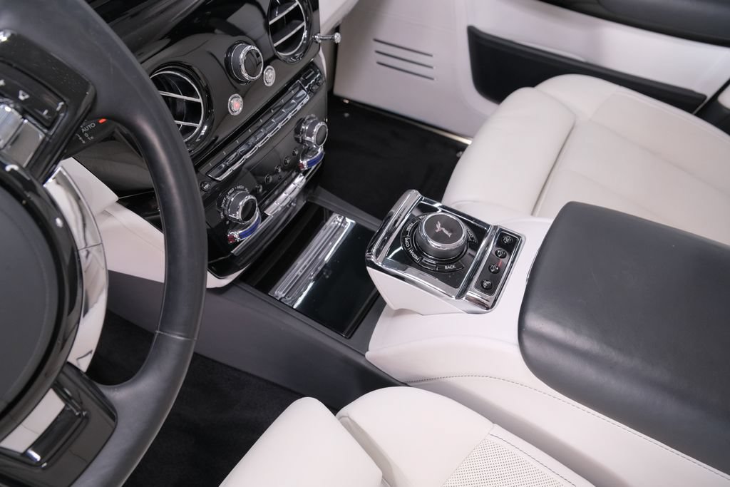 Used 2022 Rolls-Royce Phantom Sedan w/ The Phantom Package RWD image 11