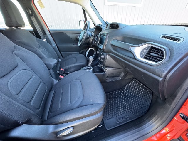 Used 2019 Jeep Renegade Latitude w/ Cold Weather Group AWD/4WD image 6
