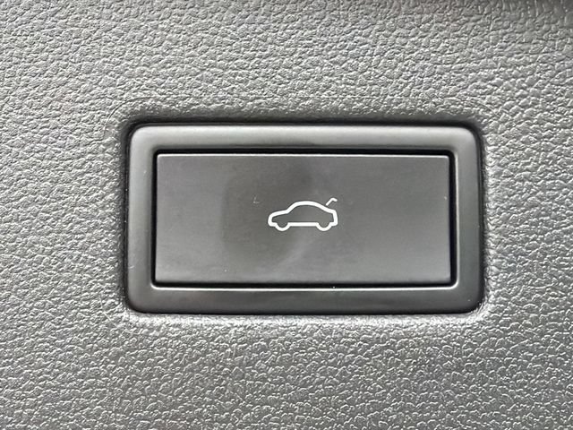Used 2022 Volkswagen Tiguan SE w/ Panoramic Sunroof Package FWD image 19