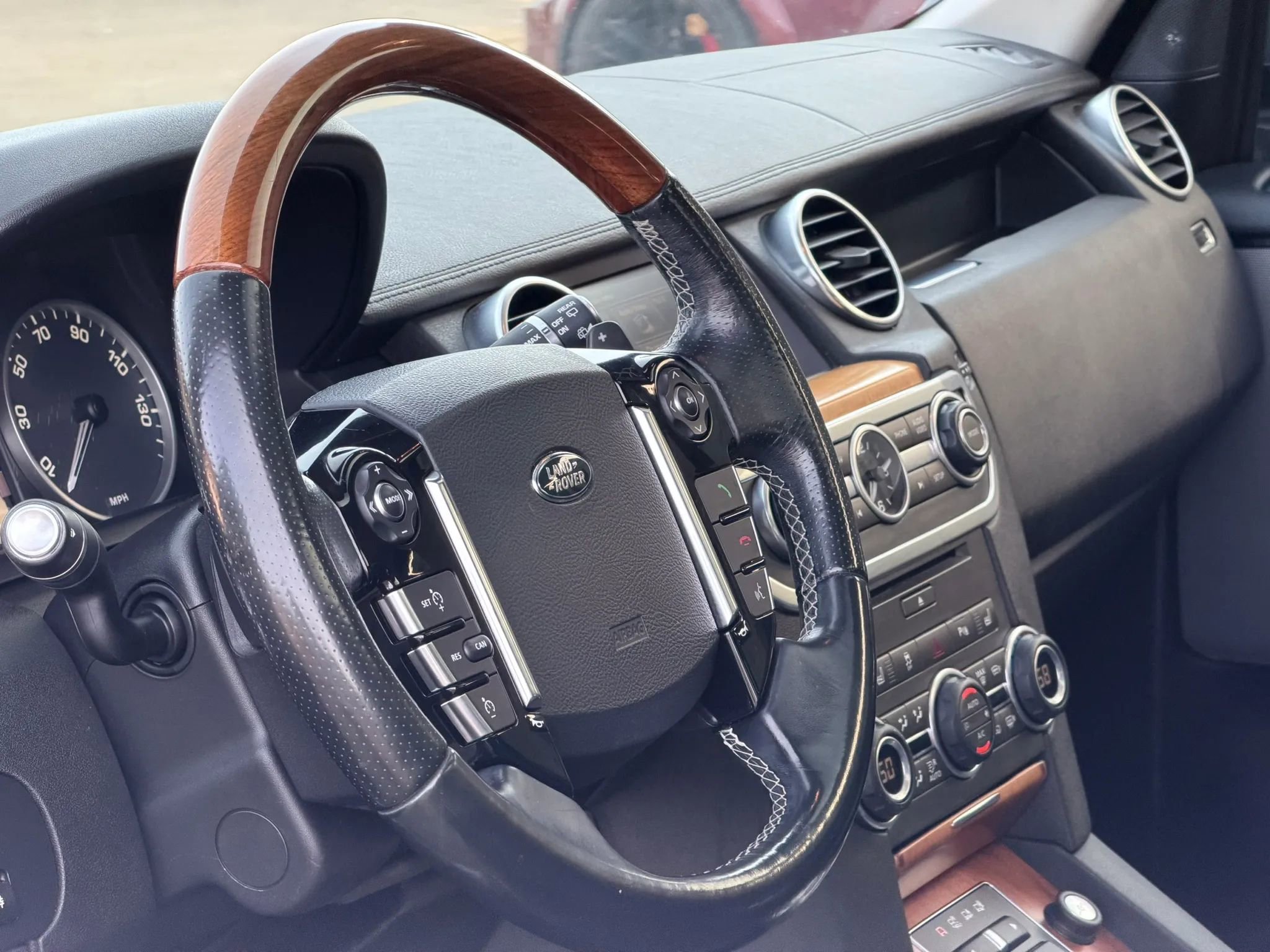 Used 2015 Land Rover LR4 HSE AWD/4WD image 35