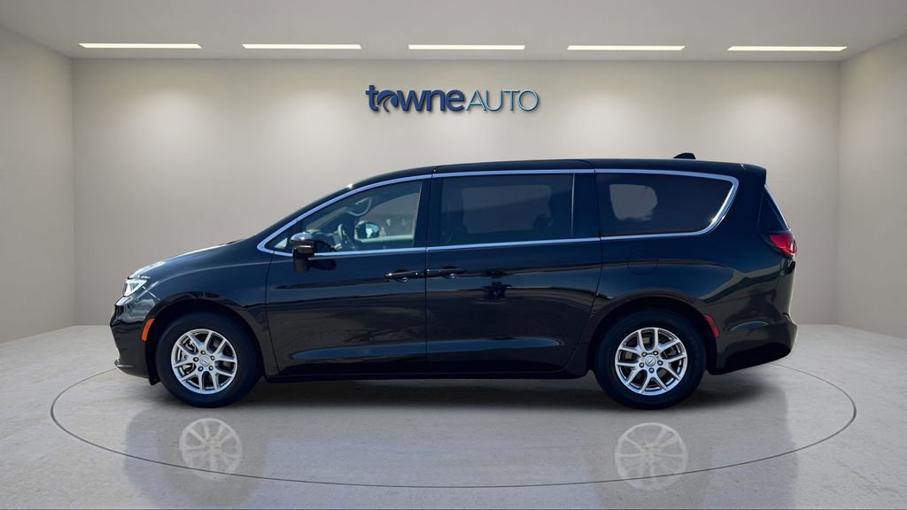 Used 2026 Chrysler Pacifica Select FWD image 2