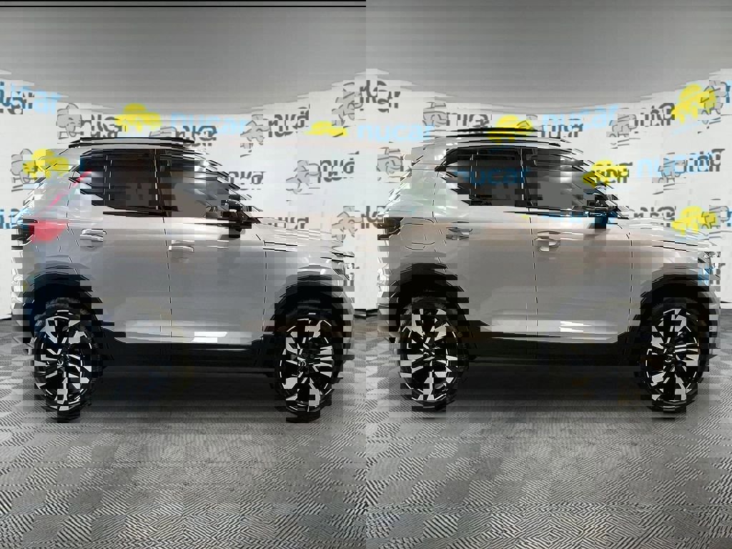 Used 2025 Volvo XC40 B5 Plus image 8