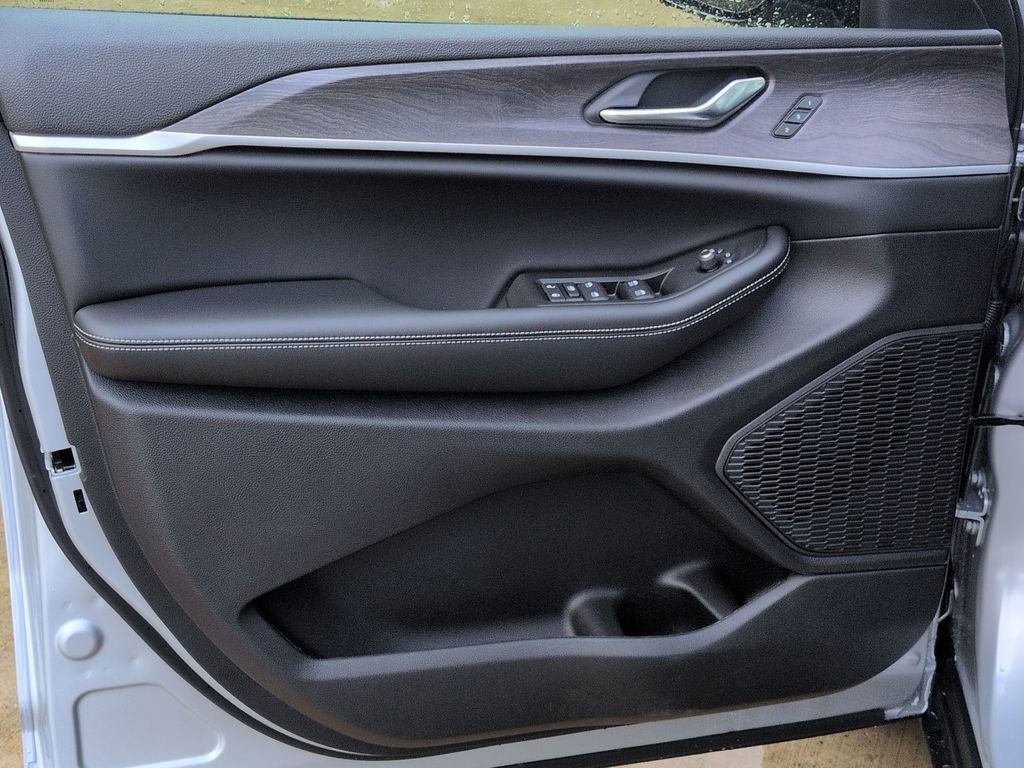 New 2025 Jeep Grand Cherokee Limited w/ Luxury Tech Group II image 2