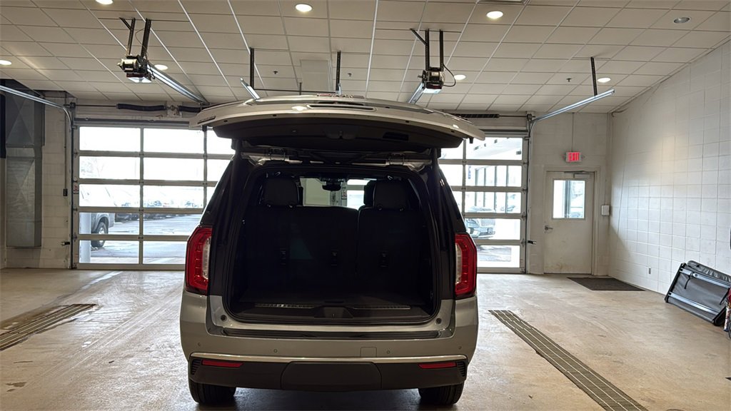 Used 2024 GMC Yukon Denali w/ Denali Reserve Package image 16