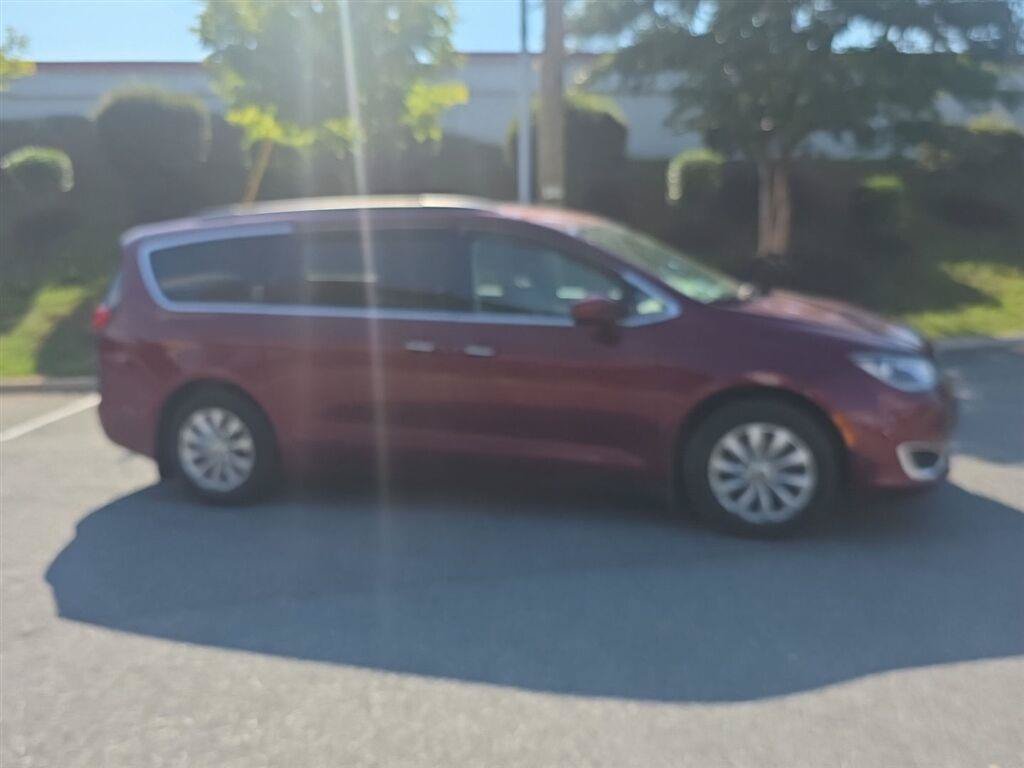 Used 2018 Chrysler Pacifica Touring Plus FWD image 5
