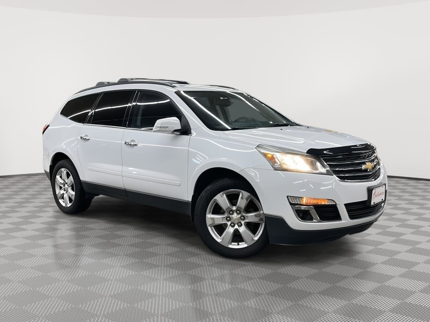 Used 2016 Chevrolet Traverse LT w/ Style and Technology Package image 2