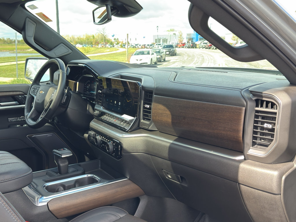 Used 2025 Chevrolet Silverado 1500 High Country w/ High Country Premium Package AWD/4WD image 31