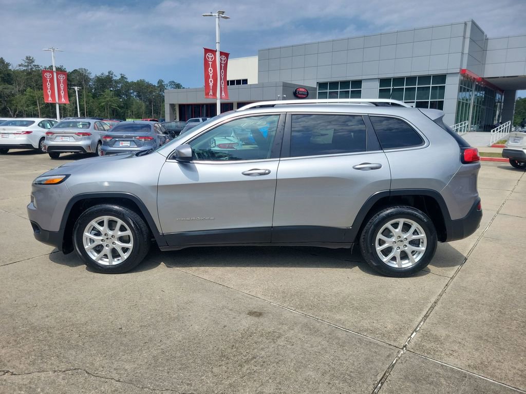 Used 2016 Jeep Cherokee Latitude FWD image 2