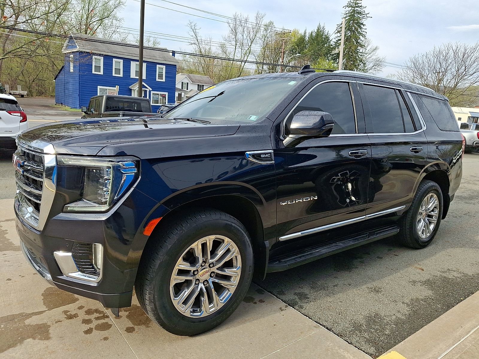 Used 2022 GMC Yukon SLT w/ SLT Luxury Package AWD/4WD image 3