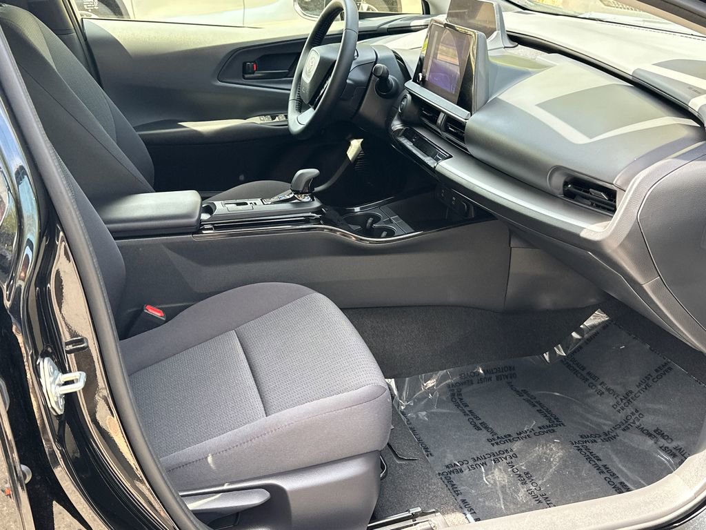 Used 2025 Toyota Prius LE FWD image 10