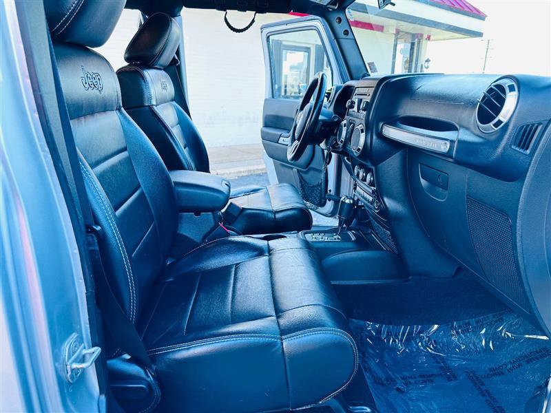 Used 2012 Jeep Wrangler Unlimited Rubicon w/ Max Tow Pkg image 13