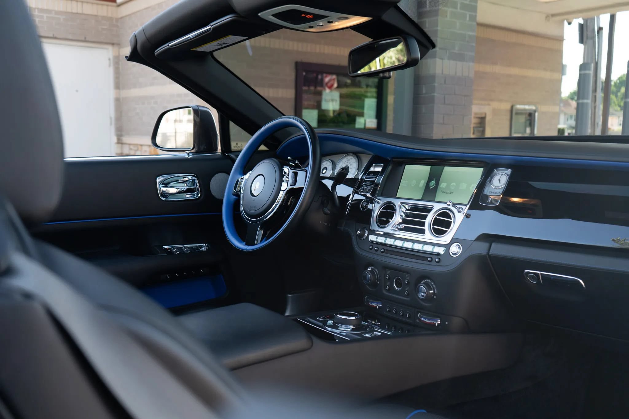 Used 2017 Rolls-Royce Dawn RWD image 64
