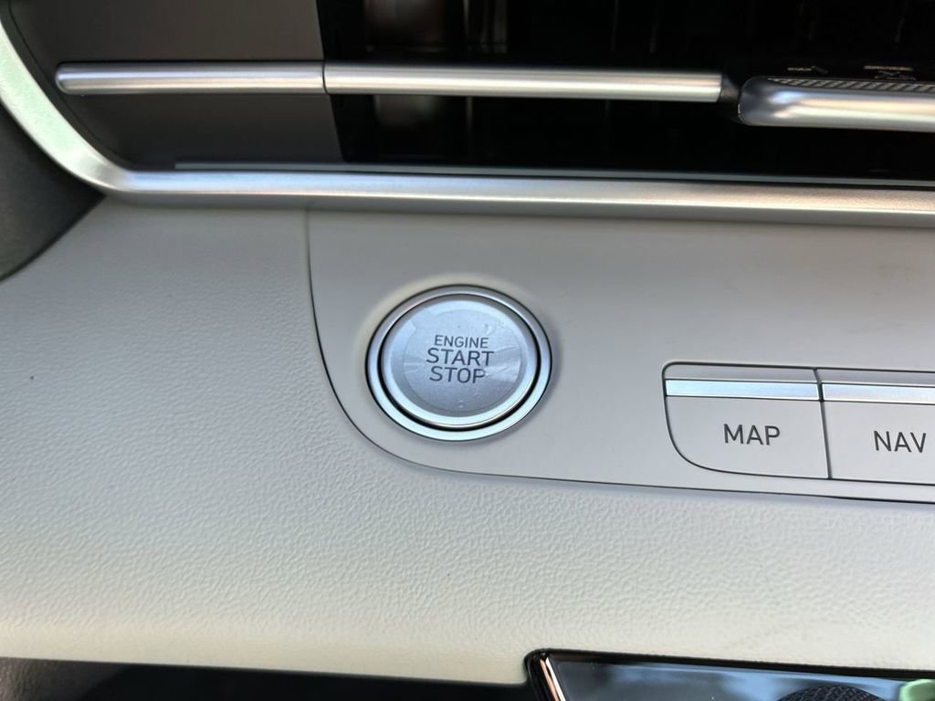 New 2025 Hyundai Elantra Limited image 30