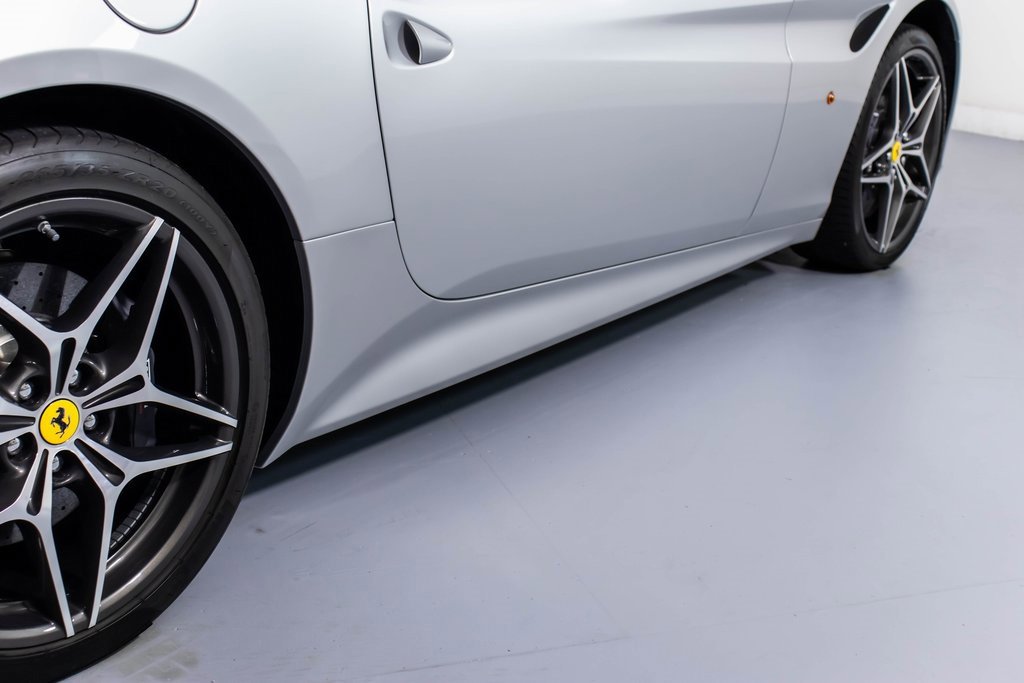 Used 2016 Ferrari California T image 19