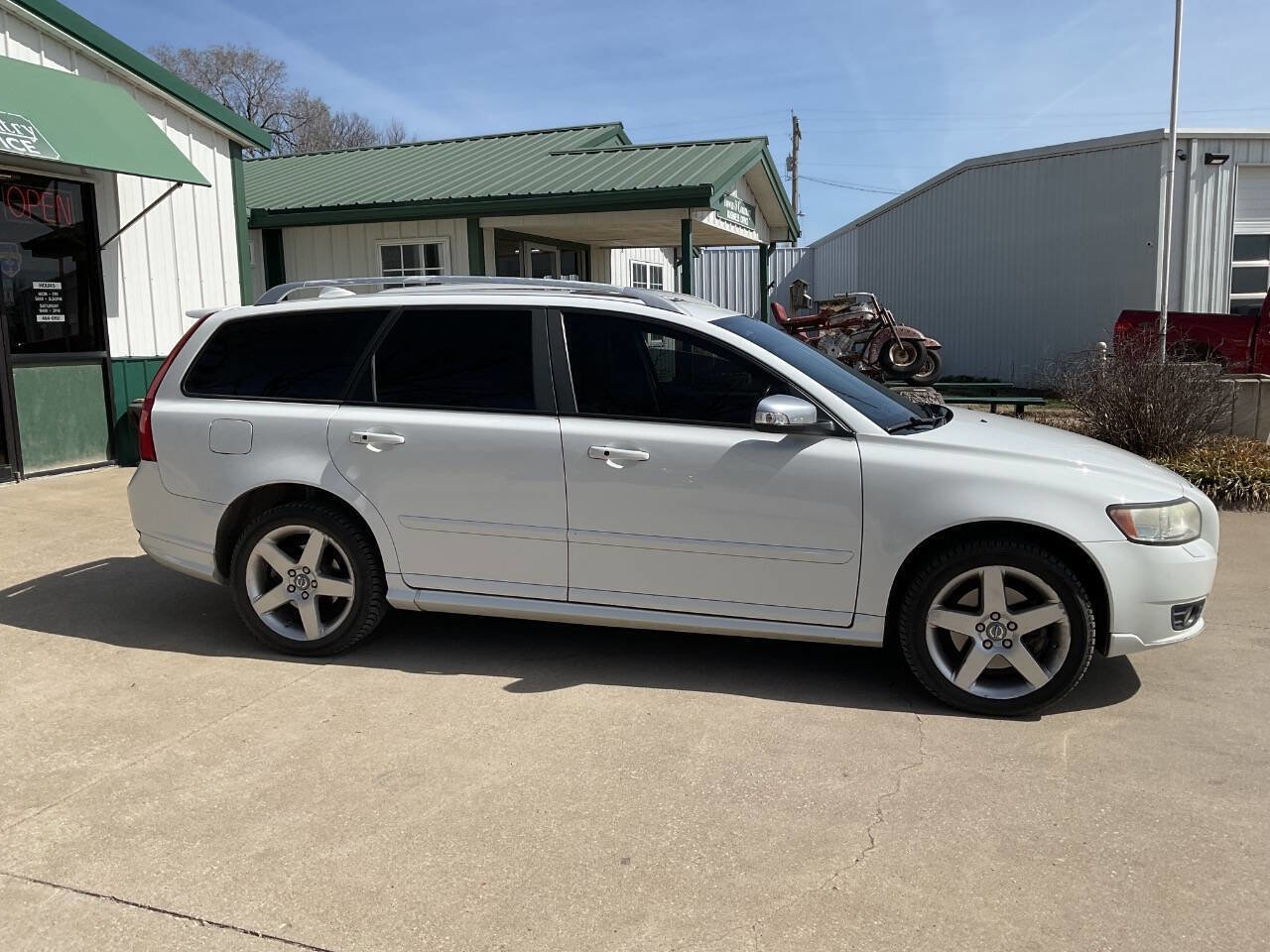 Used 2010 Volvo V50 T5 R-Design image 2