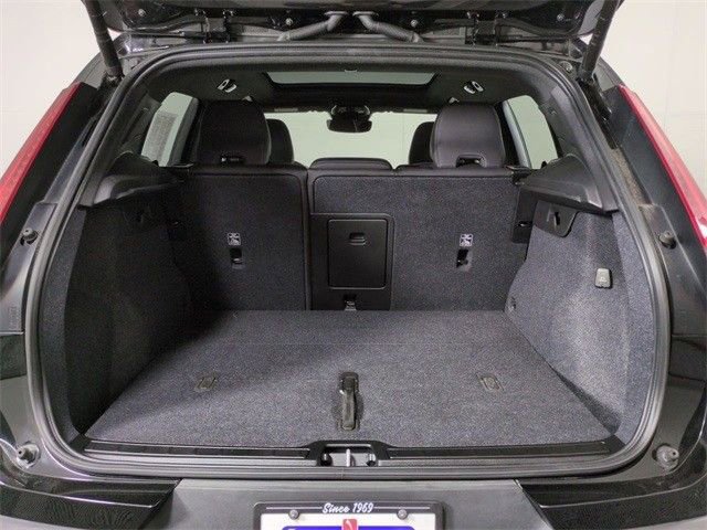 Used 2023 Volvo XC40 B5 Plus image 6