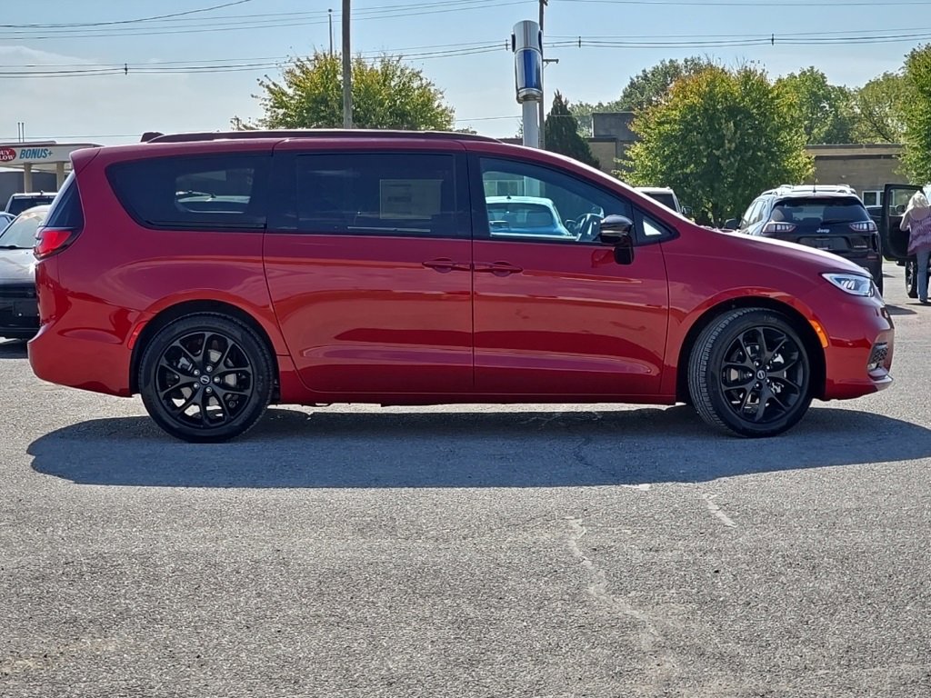 New 2026 Chrysler Pacifica Select image 8