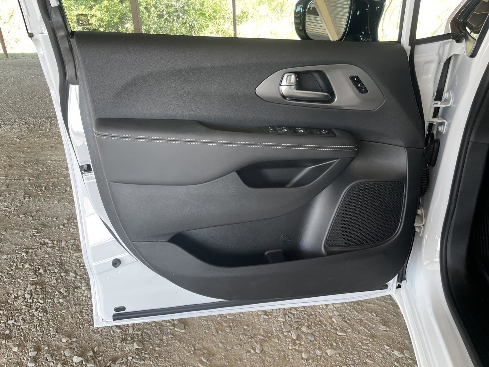 New 2025 Chrysler Pacifica Select w/ Fav Edition Package image 22