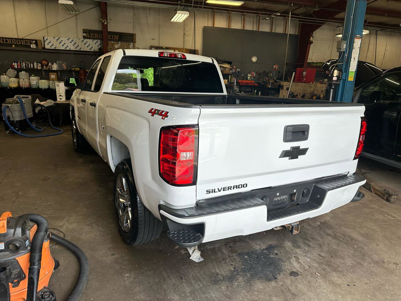 Used 2018 Chevrolet Silverado 1500 Custom w/ Custom Value Package AWD/4WD image 8