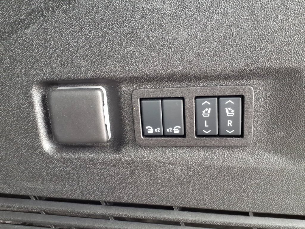 Used 2026 Chevrolet Suburban Premier AWD/4WD image 15