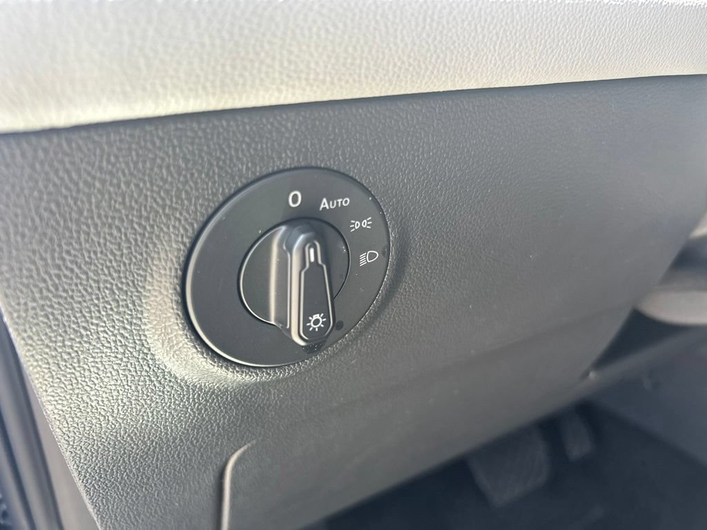 Certified 2022 Volkswagen Taos SE FWD image 52