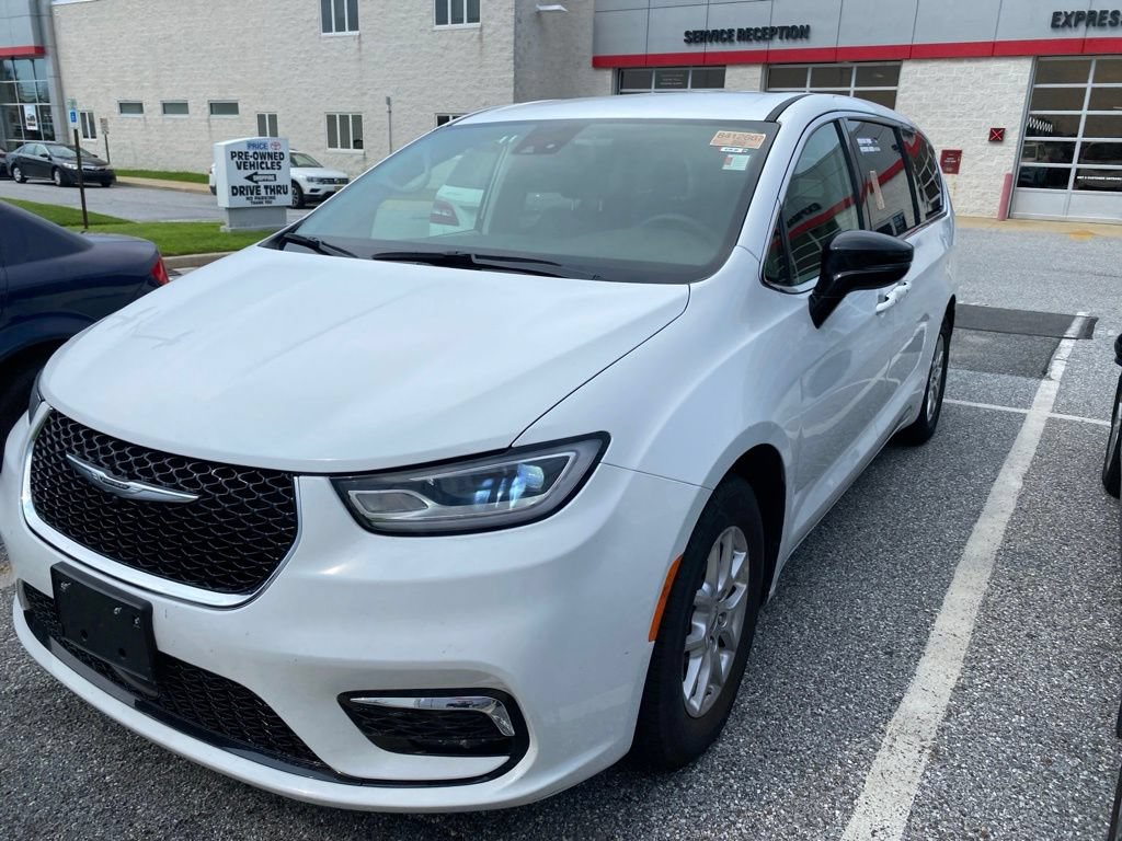 Used 2024 Chrysler Pacifica Touring-L FWD image 4