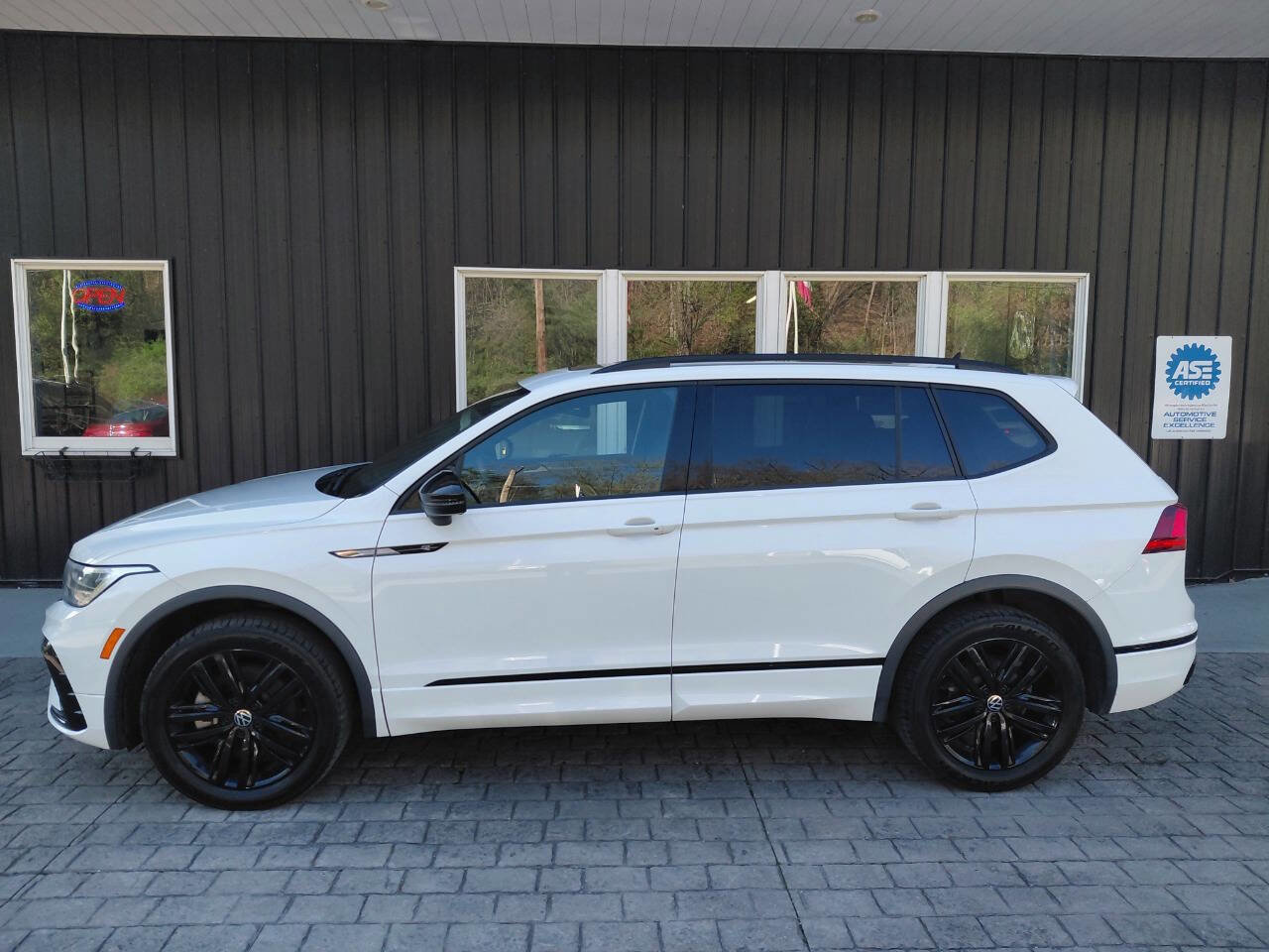 Used 2022 Volkswagen Tiguan SE R-Line AWD/4WD image 1