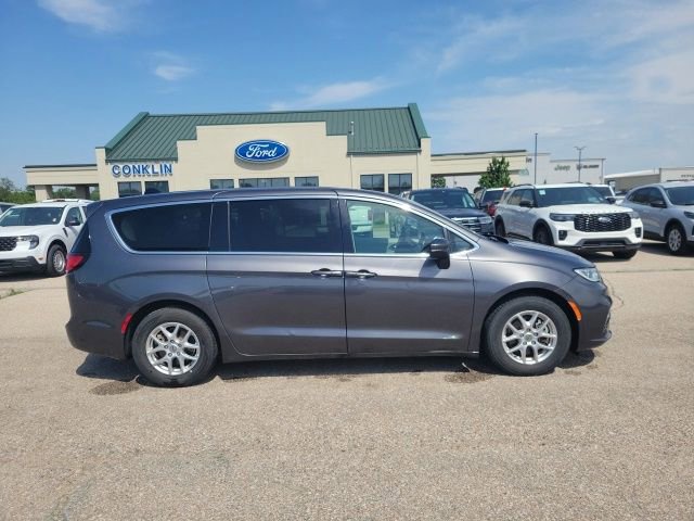 Used 2023 Chrysler Pacifica Touring-L FWD image 16