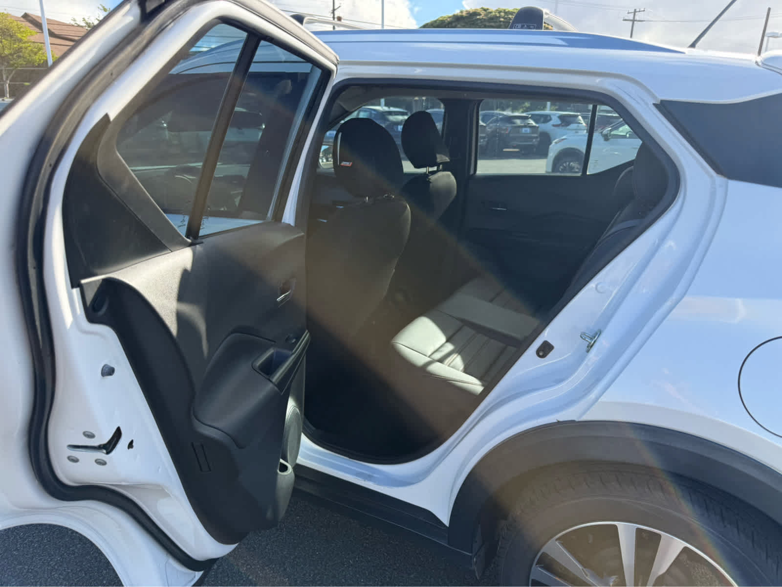 Used 2019 Nissan Kicks SR w/ SR Premium Package FWD image 9