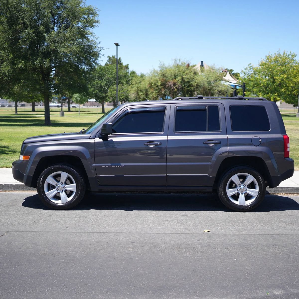 Used 2017 Jeep Patriot Latitude AWD/4WD image 3