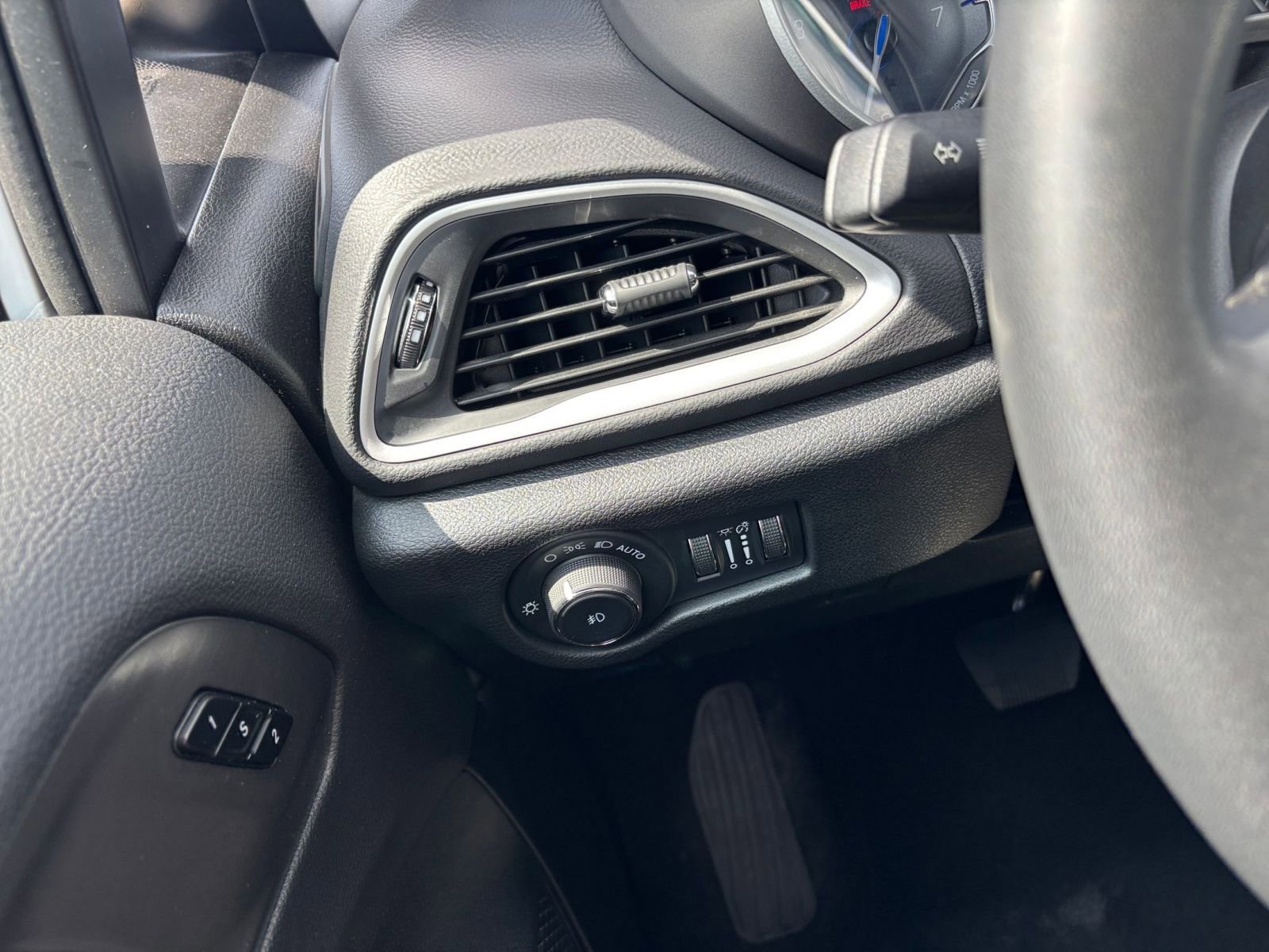 Used 2025 Chrysler Pacifica Select image 37