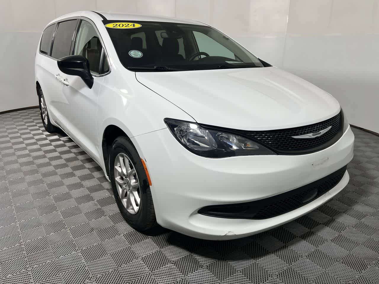 Used 2024 Chrysler Voyager LX FWD image 2