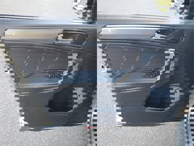 Certified 2022 Volkswagen Tiguan SE R-Line image 15