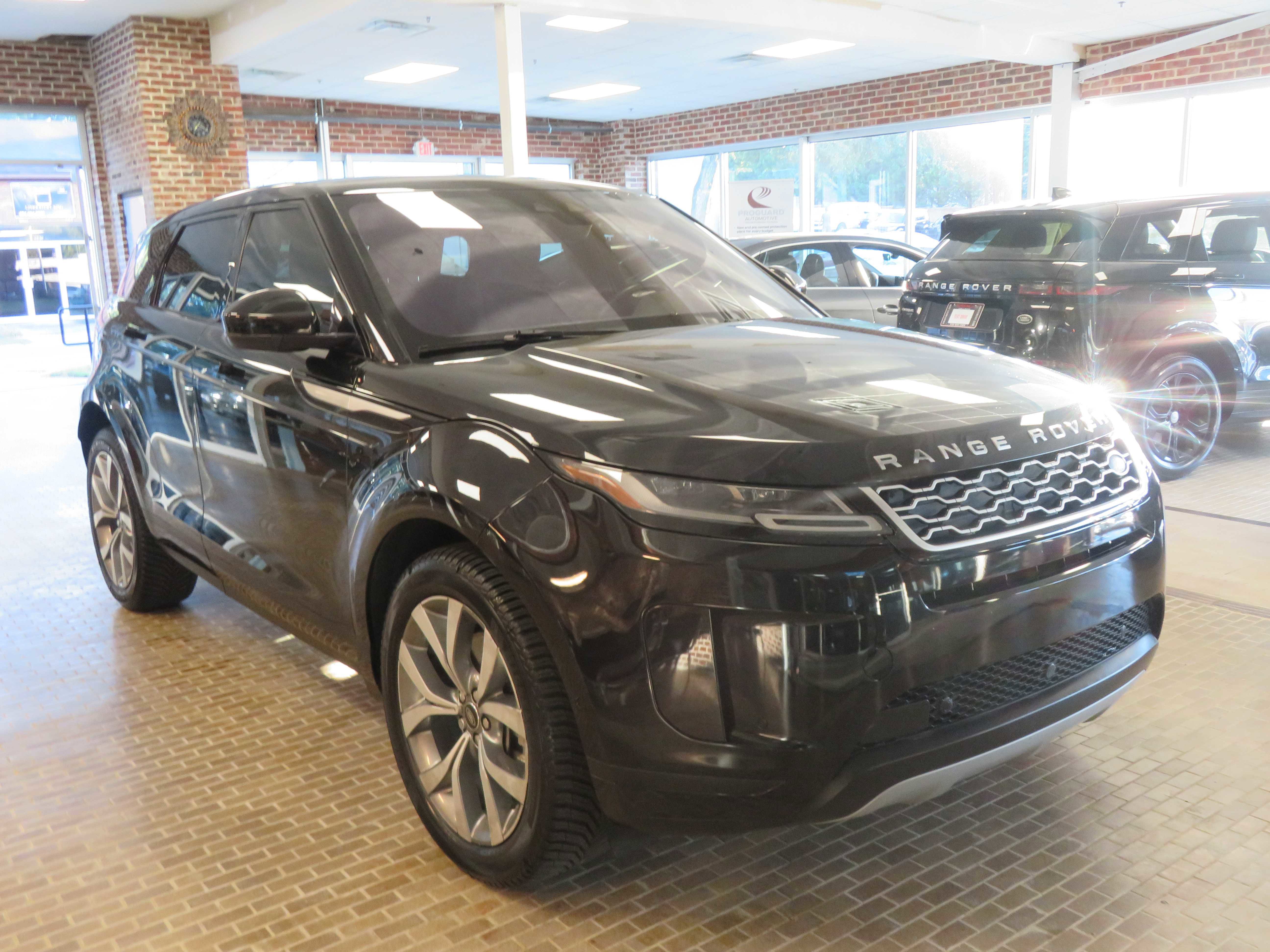 Used 2020 Land Rover Range Rover Evoque SE image 3