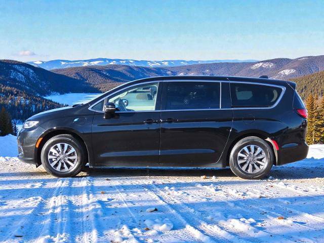 Used 2024 Chrysler Pacifica Select image 3