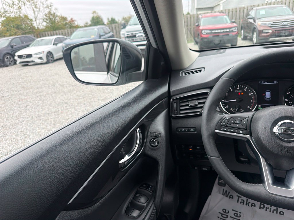 Used 2017 Nissan Rogue SV w/ SV Premium Package AWD/4WD image 20