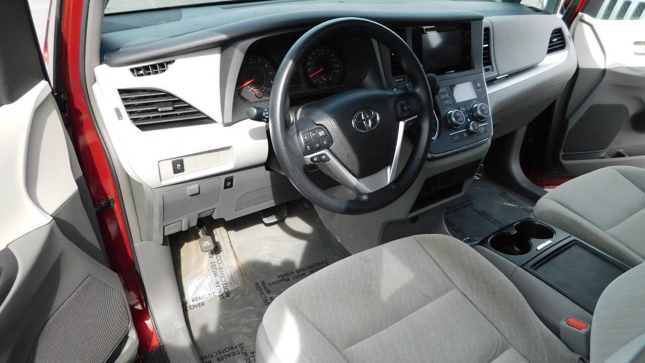 Used 2017 Toyota Sienna LE image 29