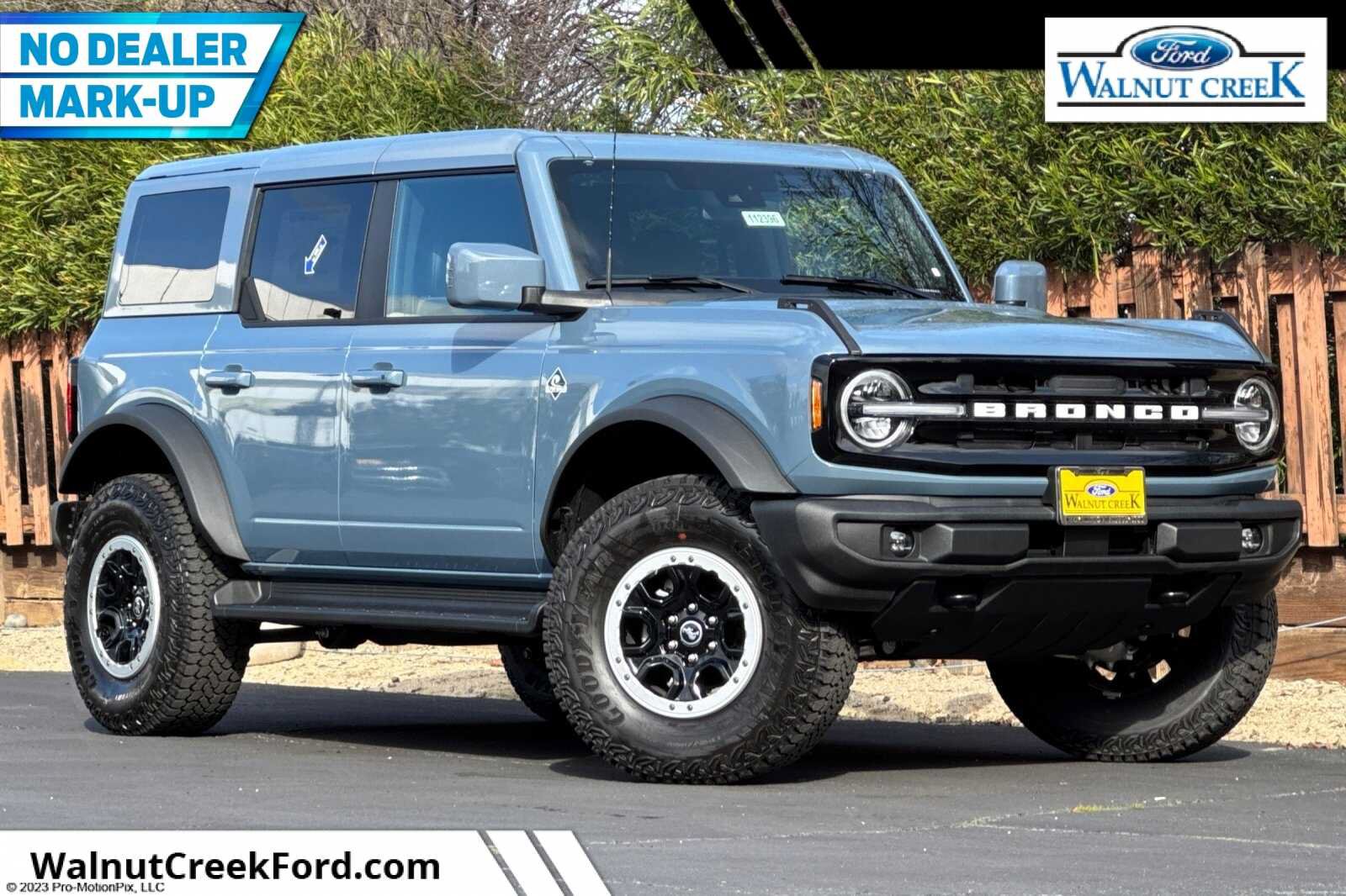 New 2025 Ford Bronco Outer Banks w/ Sasquatch Package AWD/4WD image 1