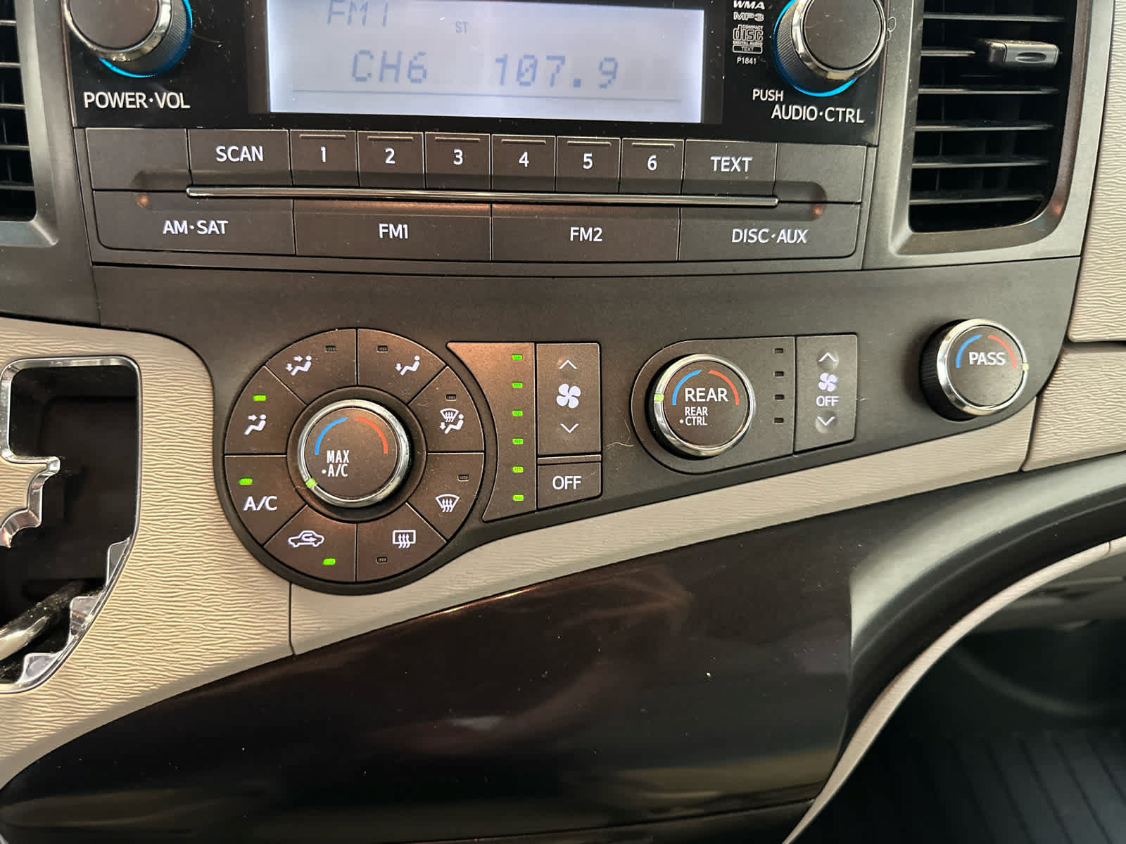 Used 2014 Toyota Sienna L FWD image 15