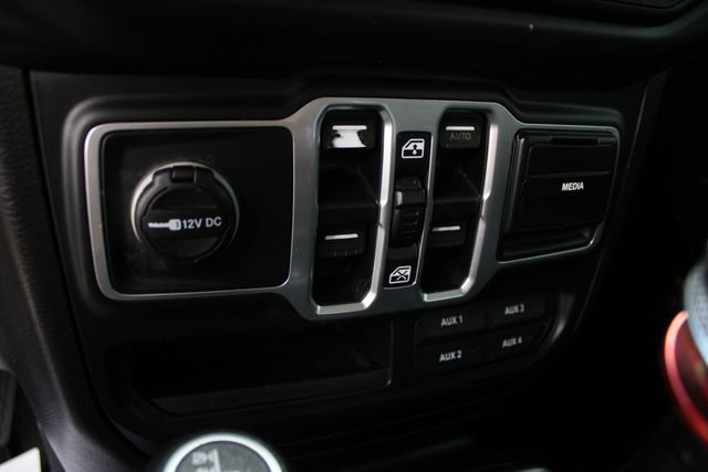 Used 2018 Jeep Wrangler Unlimited Sahara AWD/4WD image 15
